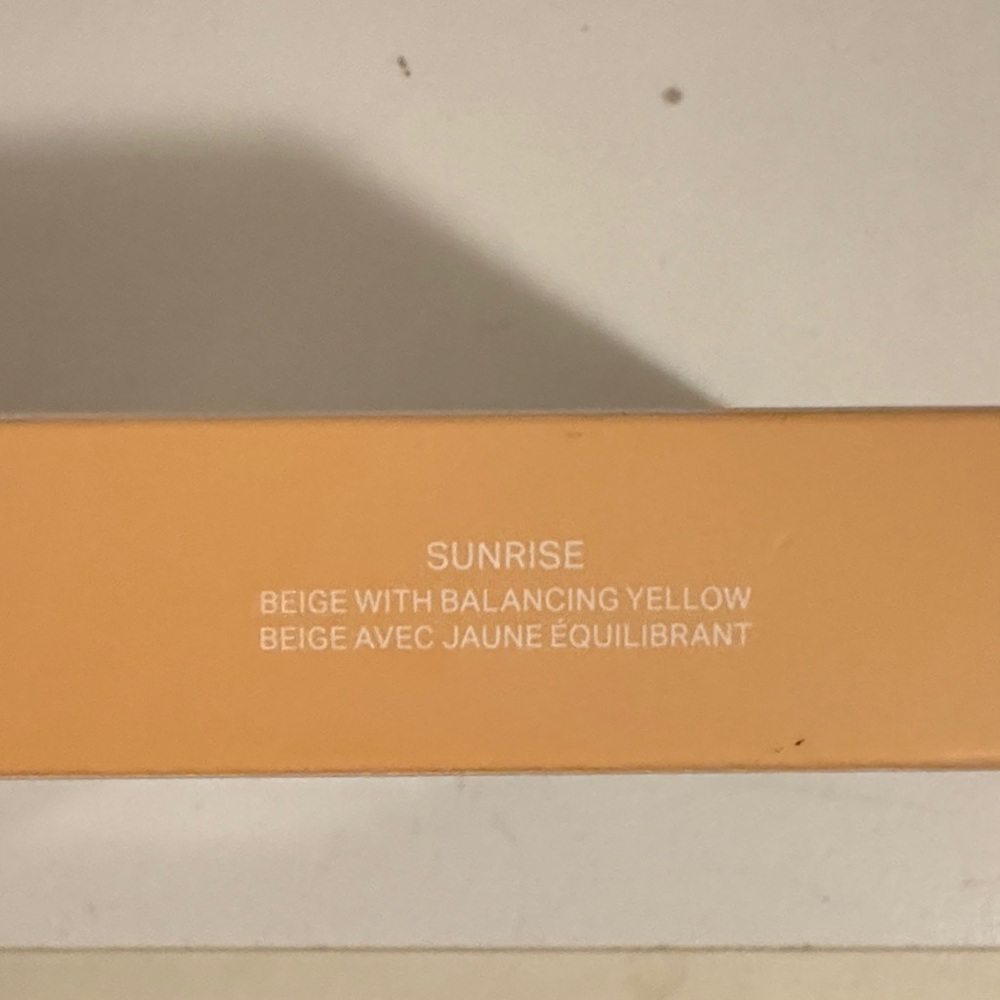 New Unopened Morphe Cloudlight Soft Glow Veil in Sunrise Warm Gold - Picture 2 of 2